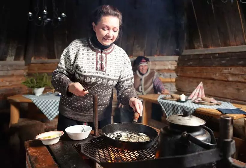 Isokenkaisten Klubi  Wilderness Lodge