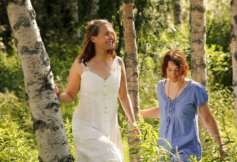 Isokenkaisten Klubi  Wilderness Lodge