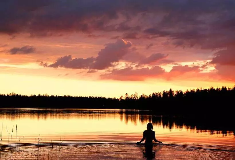 Isokenkaisten Klubi  Wilderness Lodge