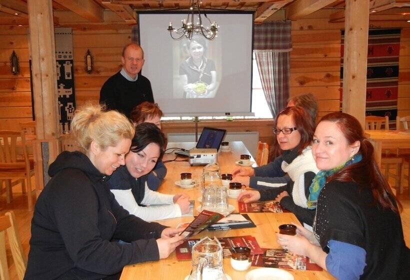 Isokenkaisten Klubi  Wilderness Lodge