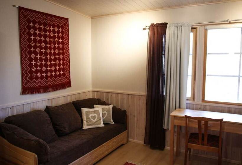 Isokenkaisten Klubi  Wilderness Lodge