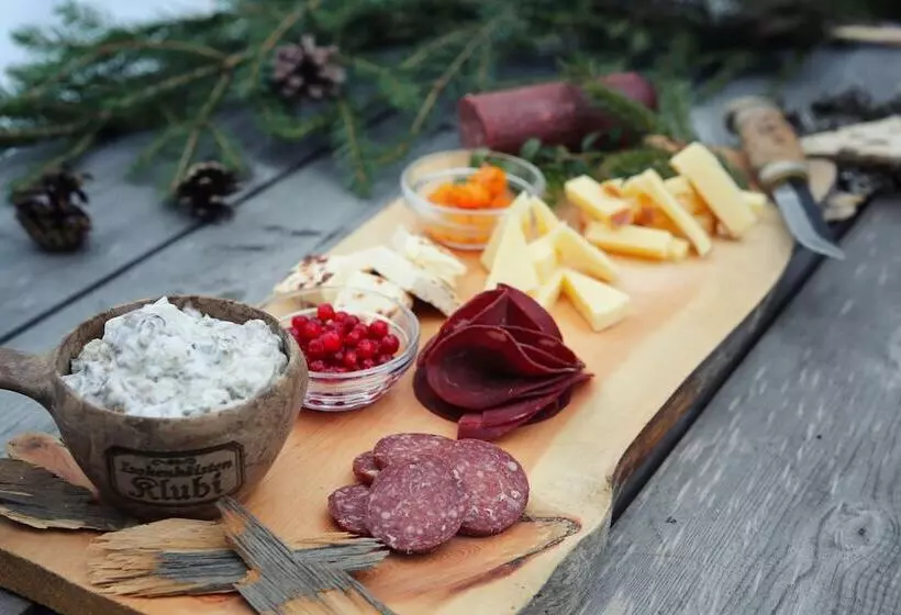 Isokenkaisten Klubi  Wilderness Lodge