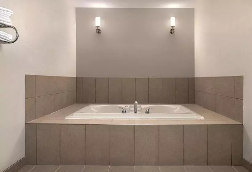 هتل Country Inn & Suites By Radisson, Brookings