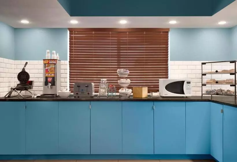 هتل Country Inn & Suites By Radisson, Brookings