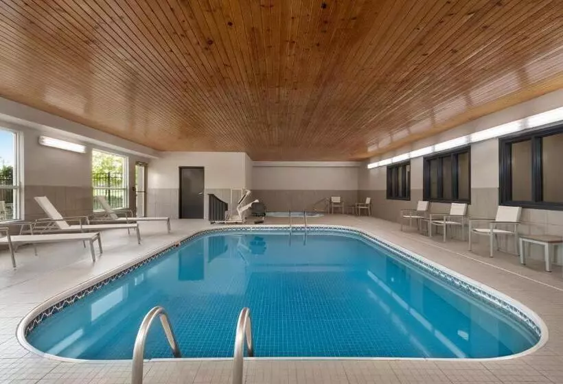 هتل Country Inn & Suites By Radisson, Brookings