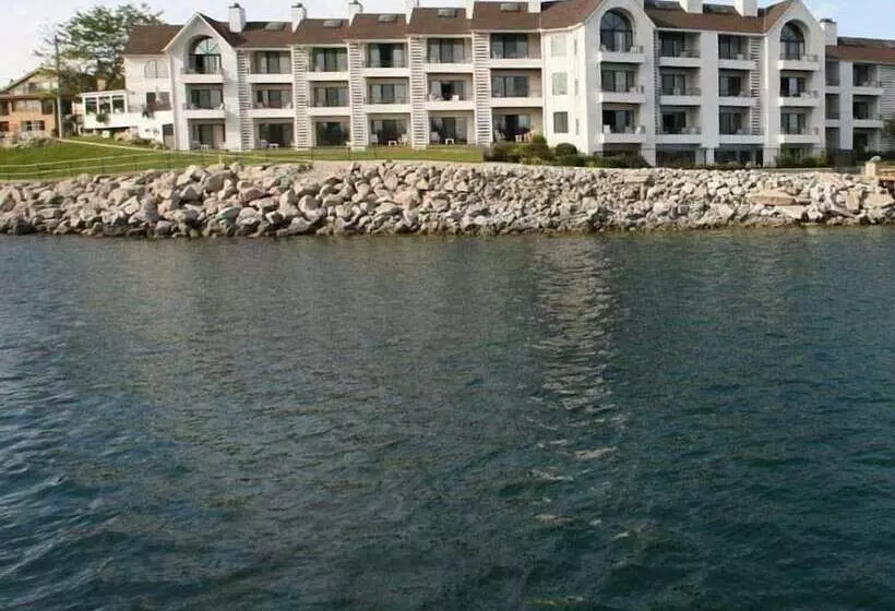 Отель Edgewater Inn Charlevoix