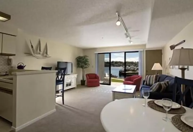 Отель Edgewater Inn Charlevoix