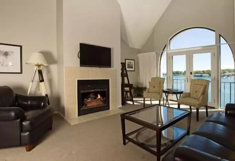 Отель Edgewater Inn Charlevoix