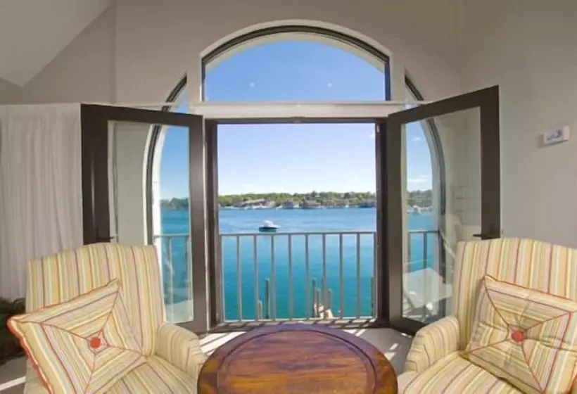 Отель Edgewater Inn Charlevoix