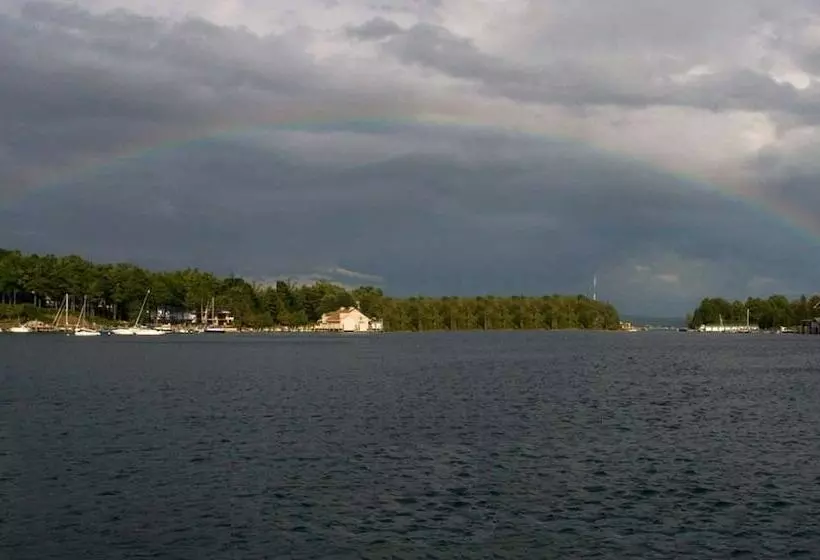 Отель Edgewater Inn Charlevoix