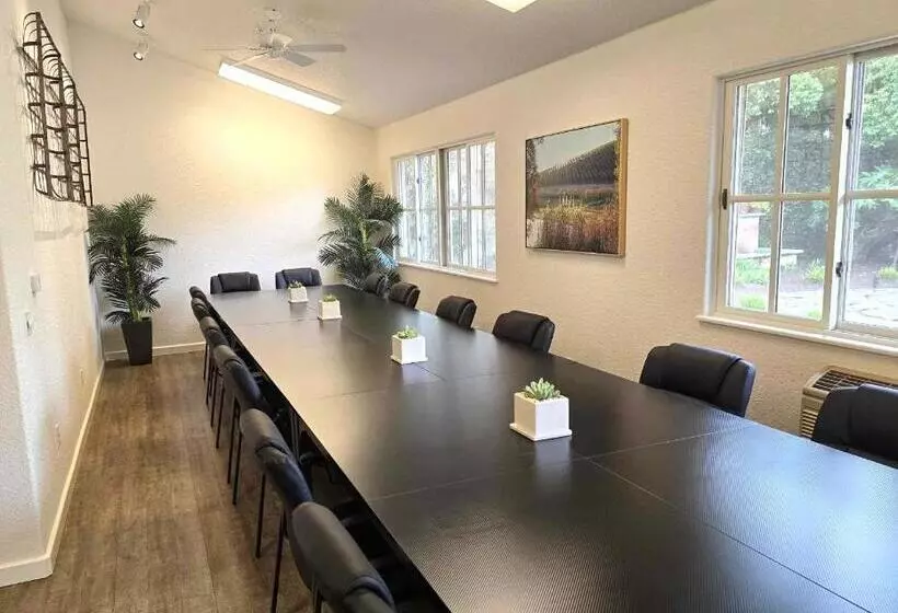 Отель El Pueblo Inn