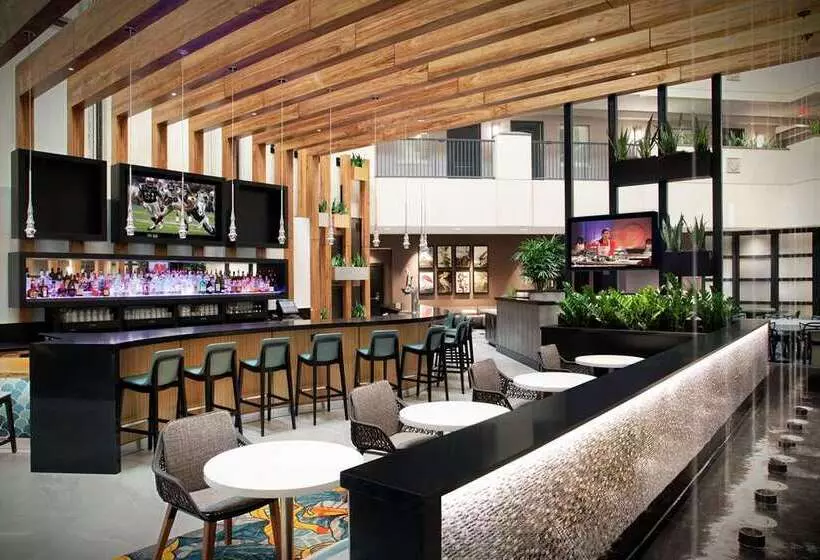 ホテル Embassy Suites By Hilton Orlando Airport