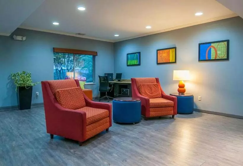 호텔 Quality Inn & Suites