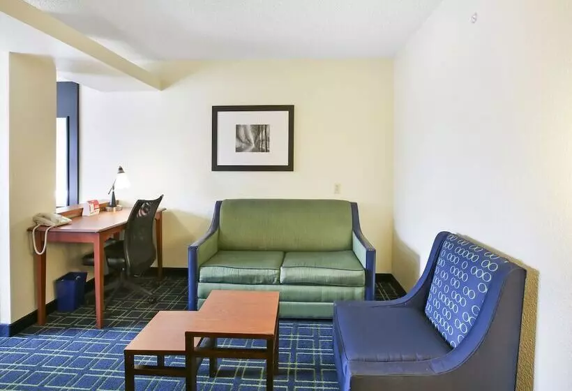 호텔 Quality Inn & Suites