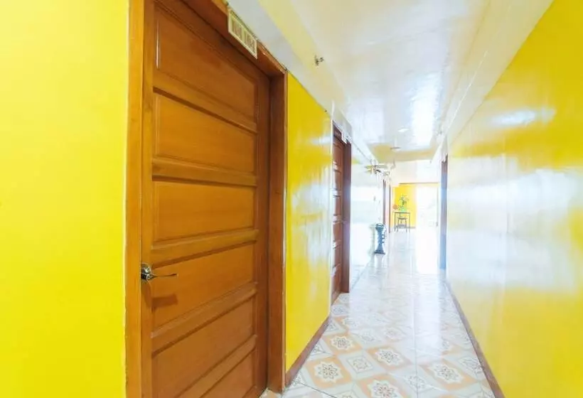 ユースホステル Reddoorz Near Golden Sarok Shrine