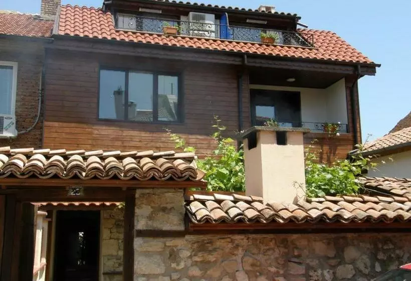 پانسیون Emona Guest House