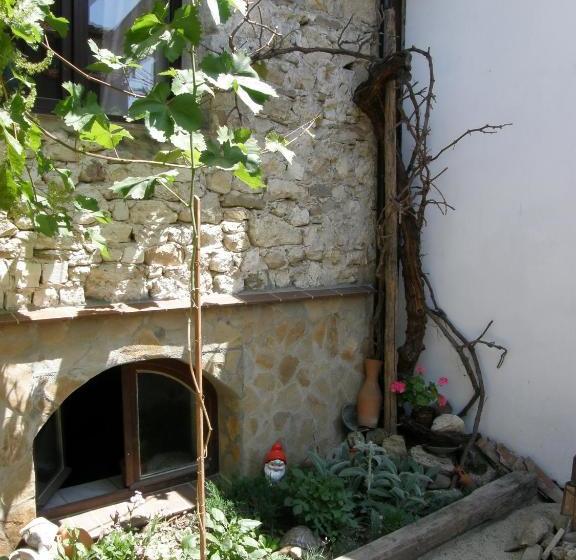 پانسیون Emona Guest House