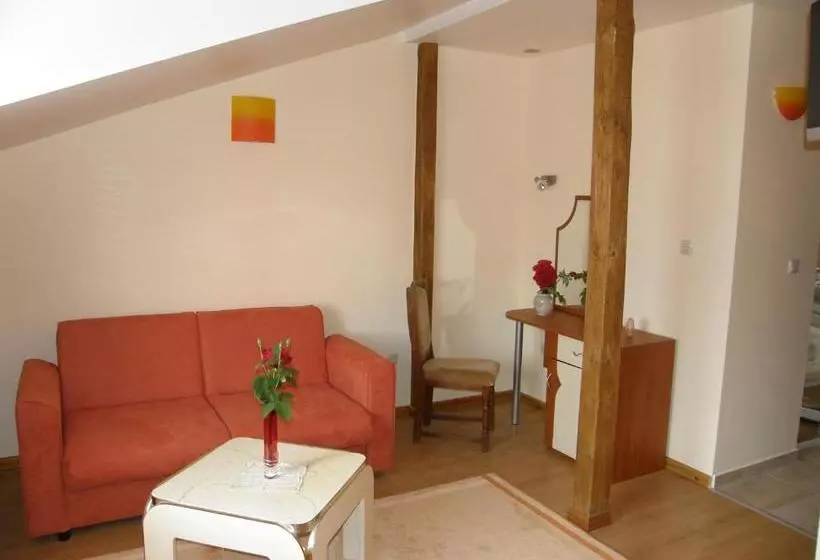 پانسیون Emona Guest House