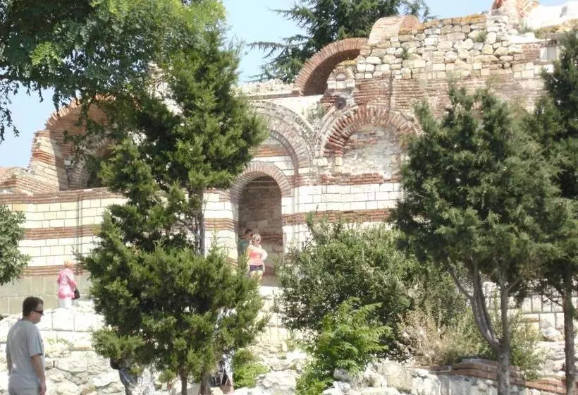 پانسیون Emona Guest House
