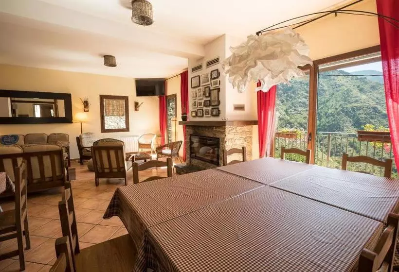 Abadía De Montenartró  Hostel