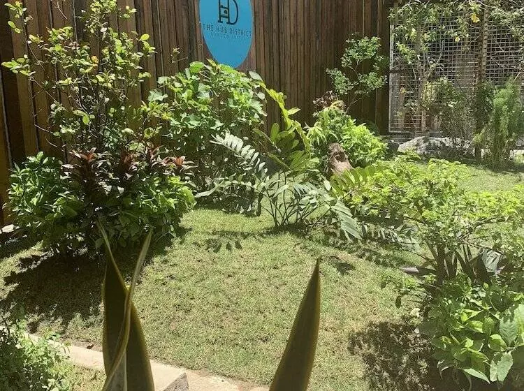 ホテル The Hub District Garden Suites