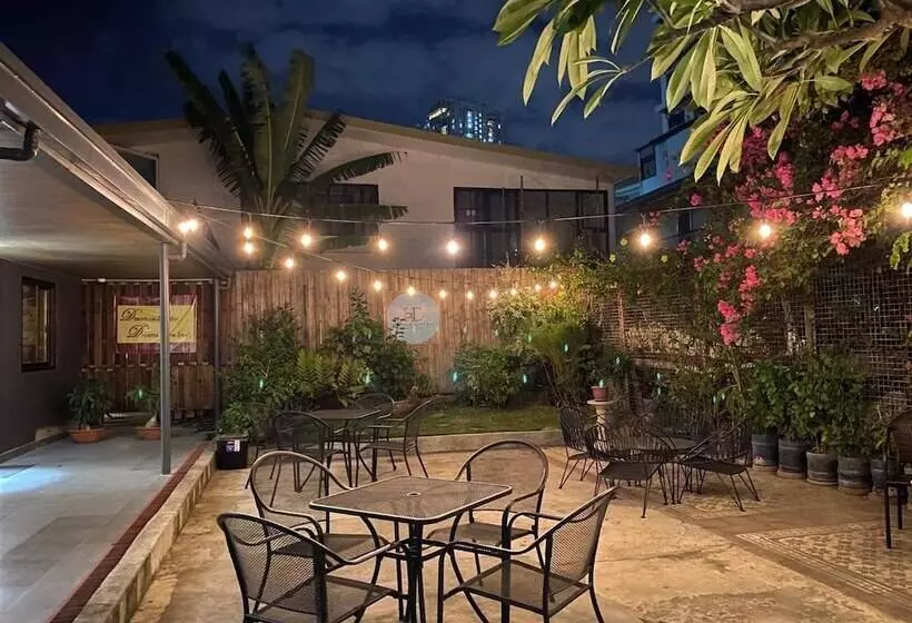 ホテル The Hub District Garden Suites