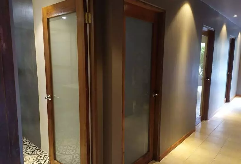 ホテル The Hub District Garden Suites