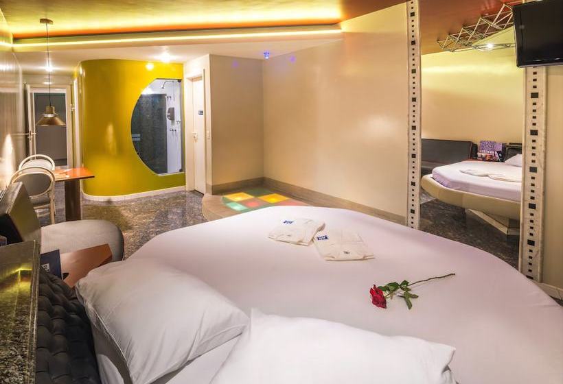 A2 Motel  Adults Only