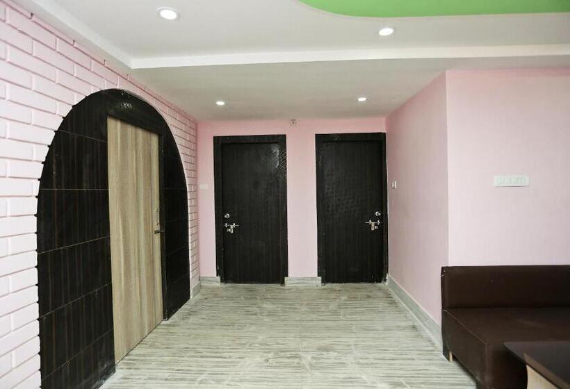 هتل O Red Velvet Inn Near Chinar Park,airport