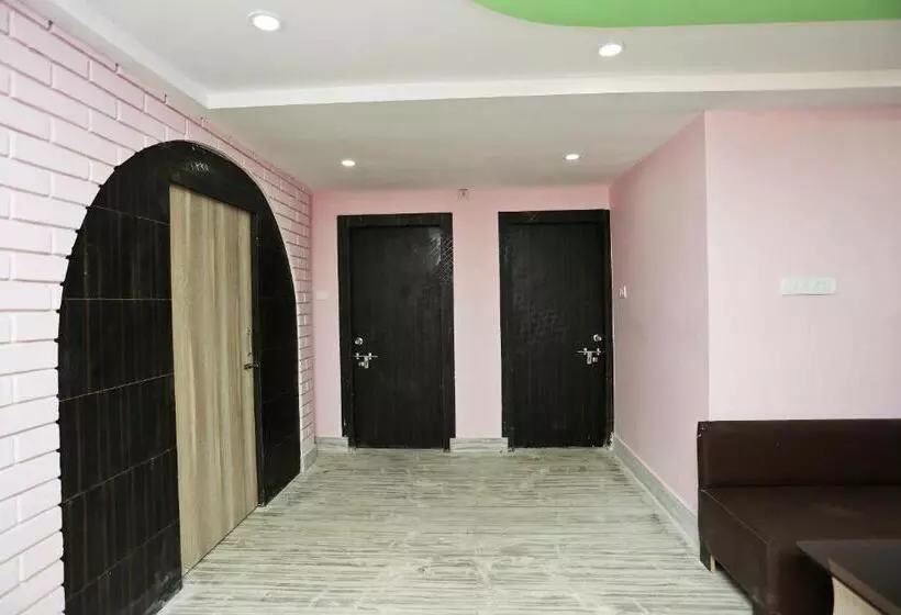 ホテル O Red Velvet Inn Near Chinar Park,airport