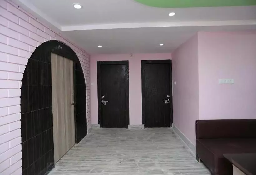 ホテル O Red Velvet Inn Near Chinar Park,airport