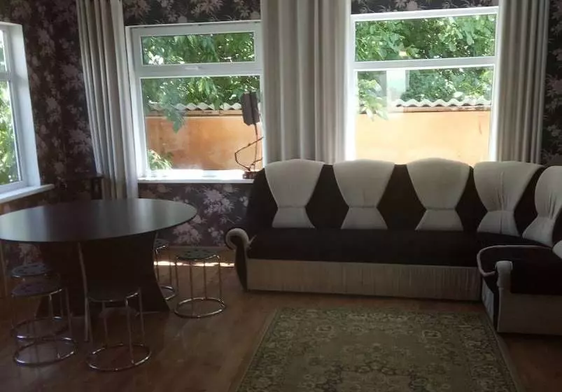 هتل Uytnyi Ugolok Pribregia