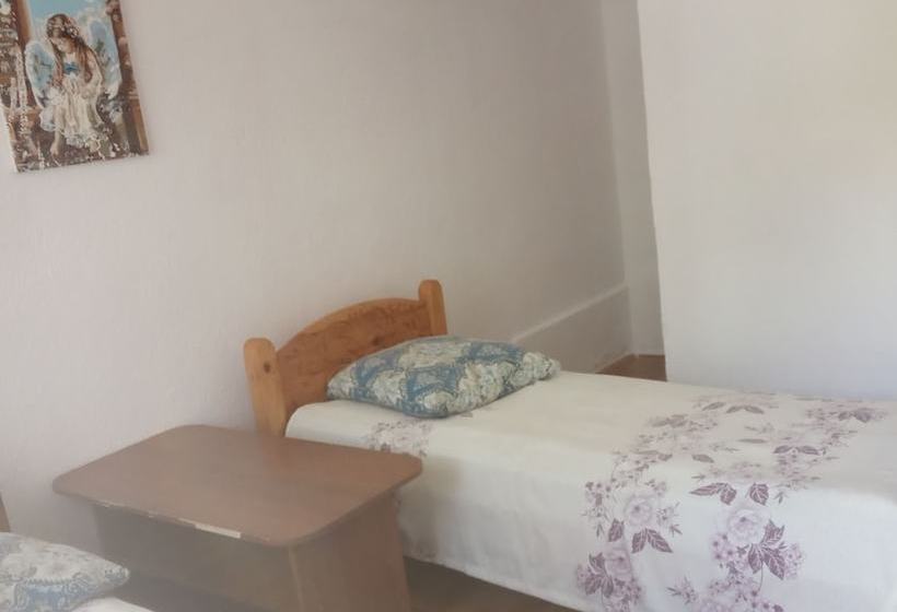 هتل Uytnyi Ugolok Pribregia