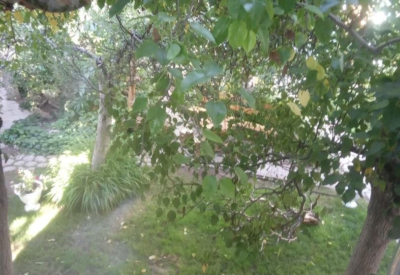 هتل Uytnyi Ugolok Pribregia