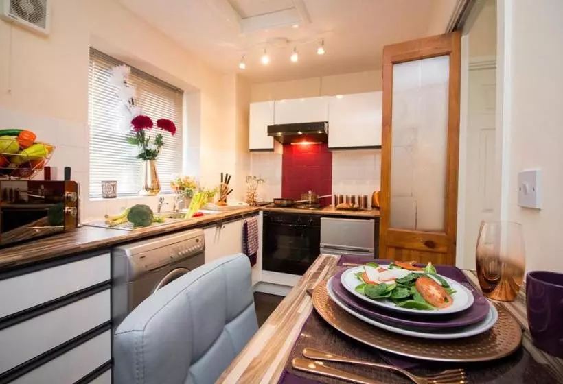 Exclusive Bungalow W Parking  M6, Walsall, Birmingham Airport
