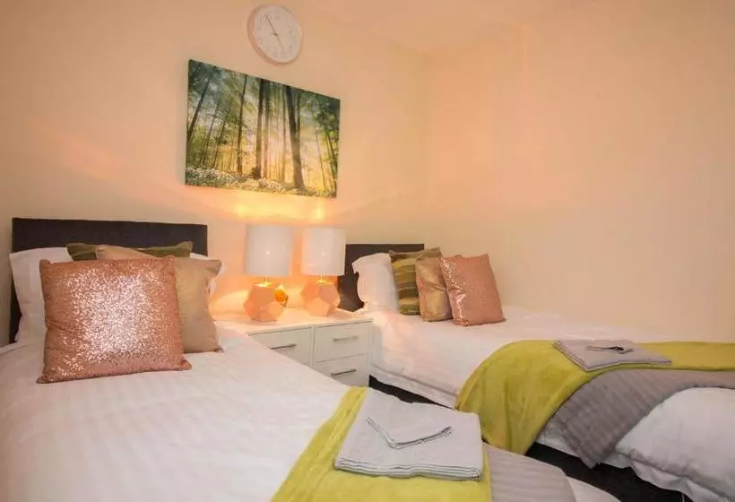 Exclusive Bungalow W Parking  M6, Walsall, Birmingham Airport