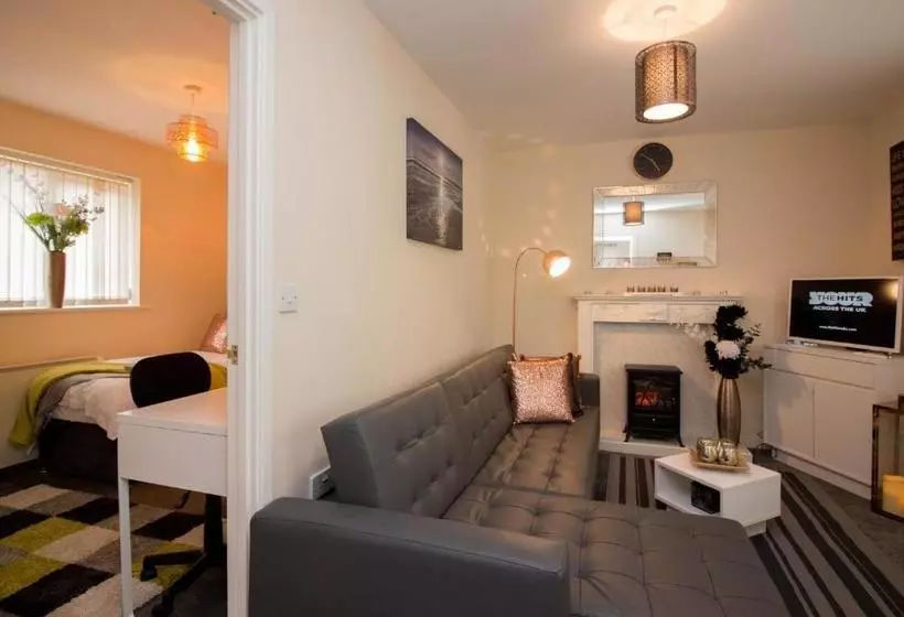 Exclusive Bungalow W Parking  M6, Walsall, Birmingham Airport