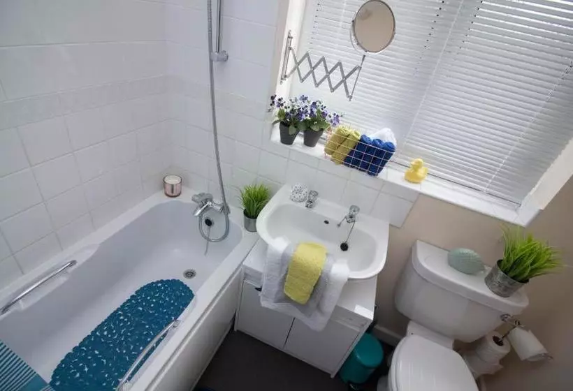 Exclusive Bungalow W Parking  M6, Walsall, Birmingham Airport