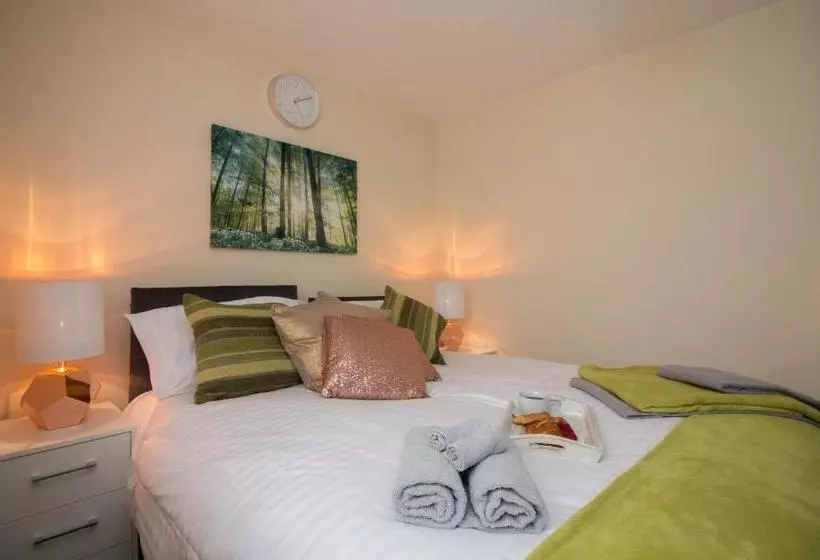Exclusive Bungalow W Parking  M6, Walsall, Birmingham Airport