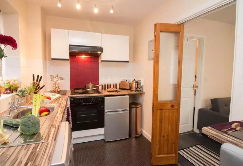 Exclusive Bungalow W Parking  M6, Walsall, Birmingham Airport