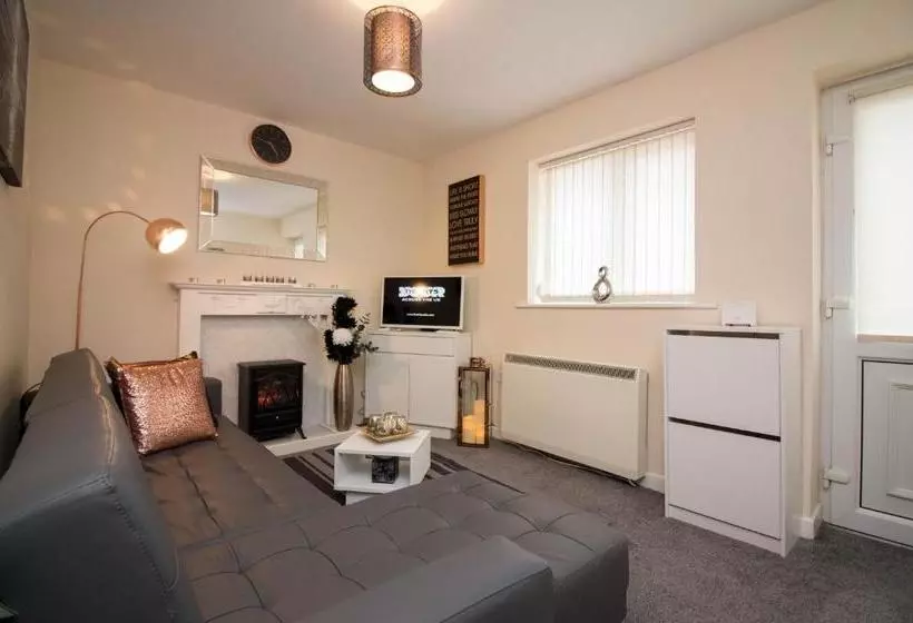 Exclusive Bungalow W Parking  M6, Walsall, Birmingham Airport