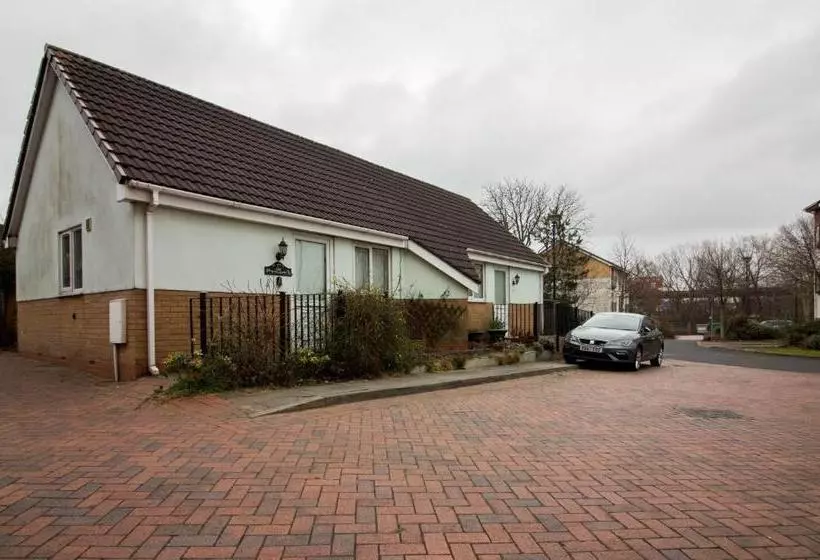 Exclusive Bungalow W Parking  M6, Walsall, Birmingham Airport