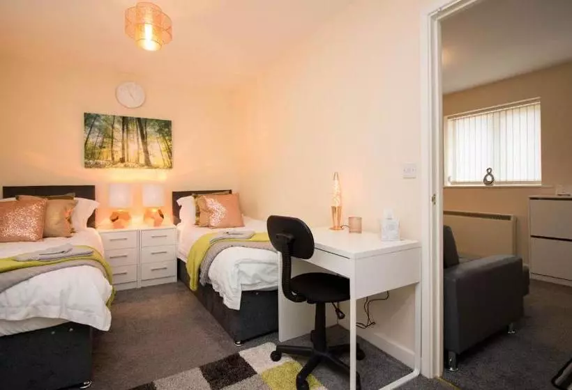 Exclusive Bungalow W Parking  M6, Walsall, Birmingham Airport