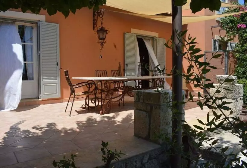 Alekos Beach Houses   Natura Rossa