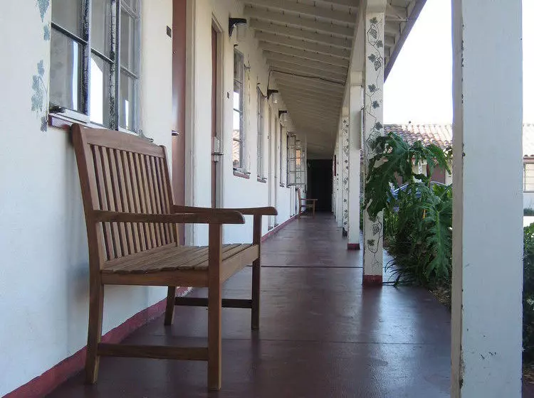 בית מלון כפרי Golden Bear Inn