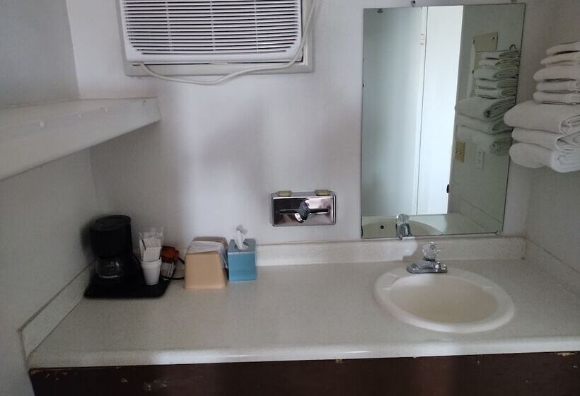 Отель First Interstate Inn