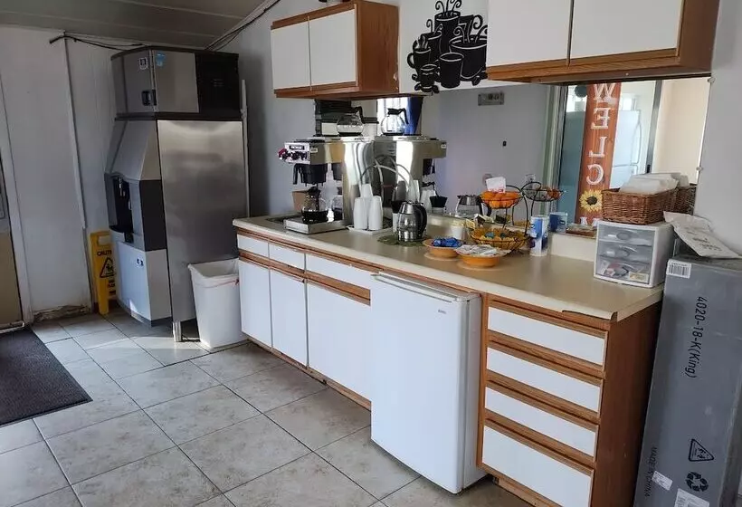 酒店 First Interstate Inn