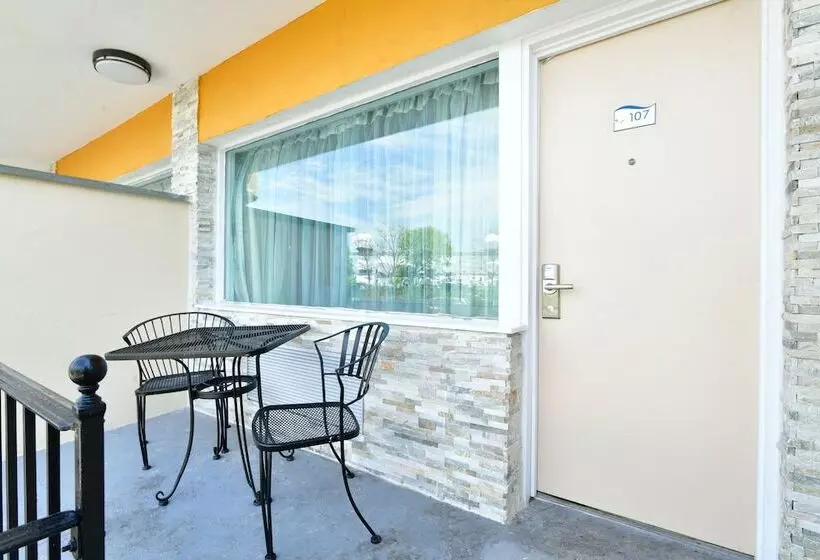 Hotel The Freeport Inn And Marina