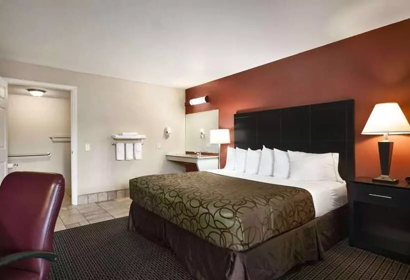 Отель Travelodge By Wyndham Traverse City Mi