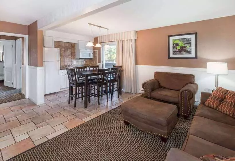 Отель Travelodge By Wyndham Traverse City Mi